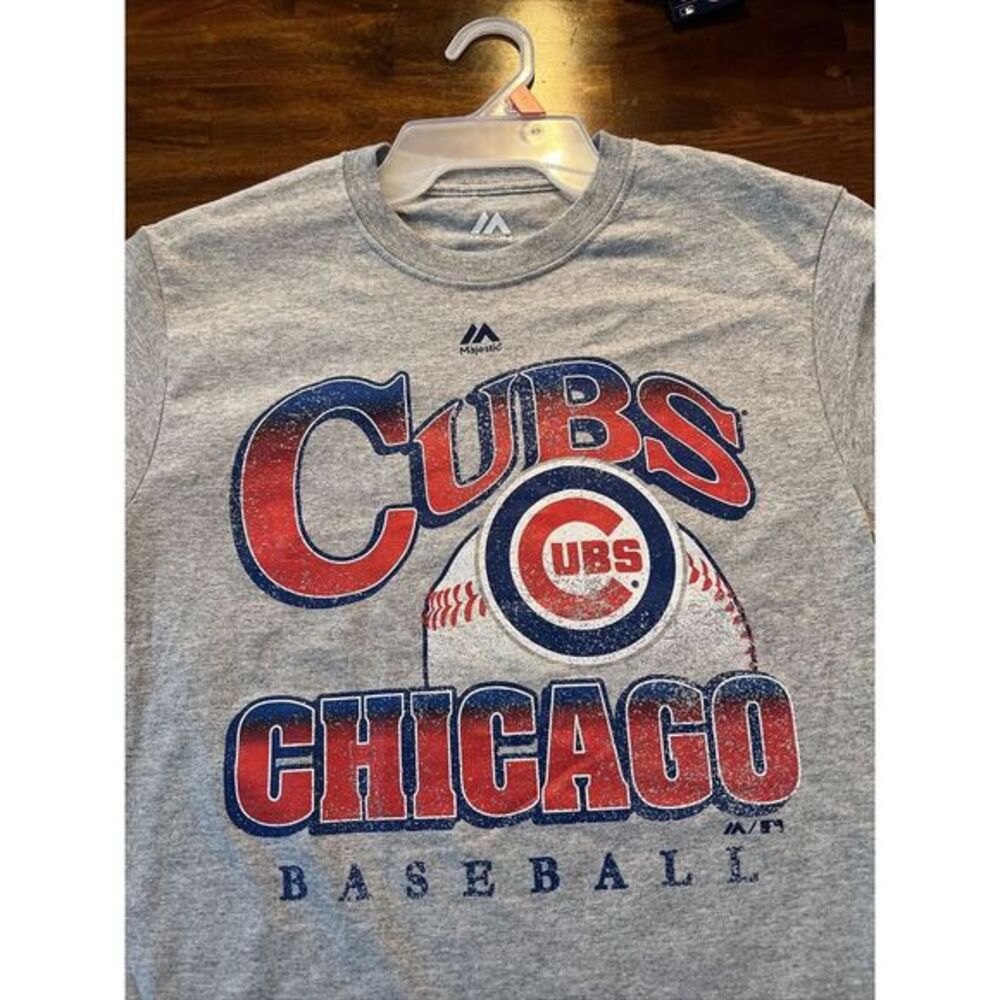 Men's Small Chicago Cubs Baseball Gray T-Shirt Majestic MLB Distressed  Look‎